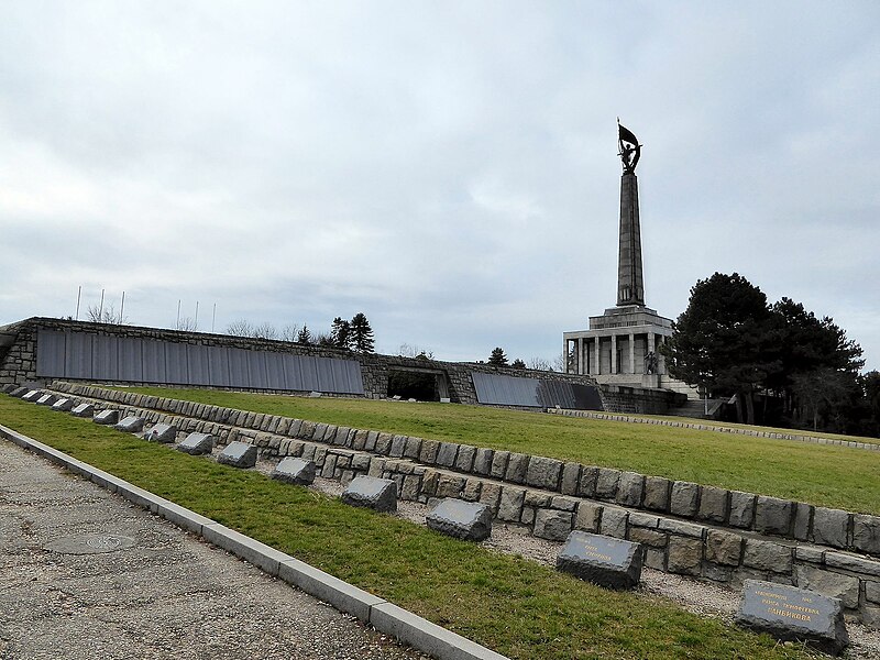 File:Bratislava - Denkmal und Soldatenfriedhof am Slavin-Huegel (24759889708).jpg