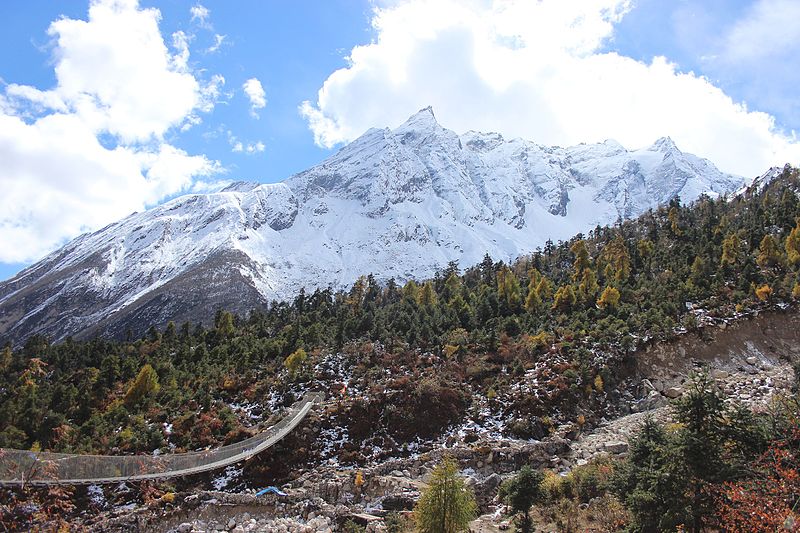 File:Bue Sky, White Mountain, Green Trees and Brown Earth.jpg