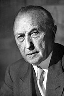 Mustavalkoinen valokuva Konrad Adenauerista vuonna 1949