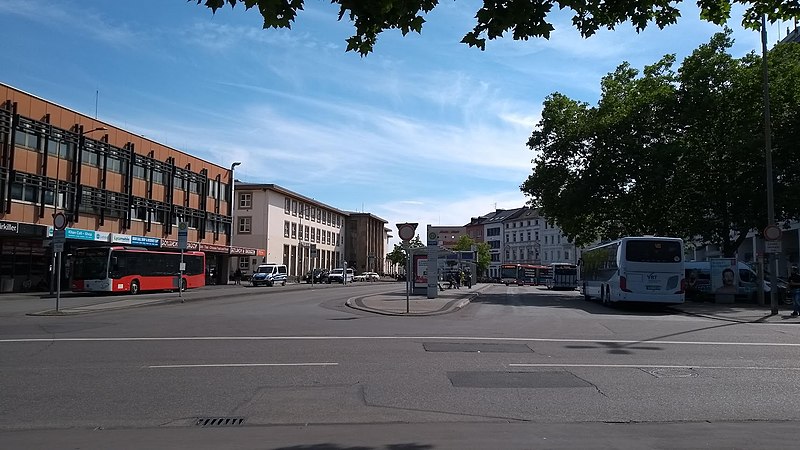 File:Busbahnhof (Bahnhofsvorplatz).jpg