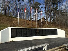 El monumento confederado del condado de Calhoun de granito negro en el parque.