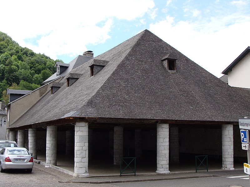 File:Campan - La halle.JPG