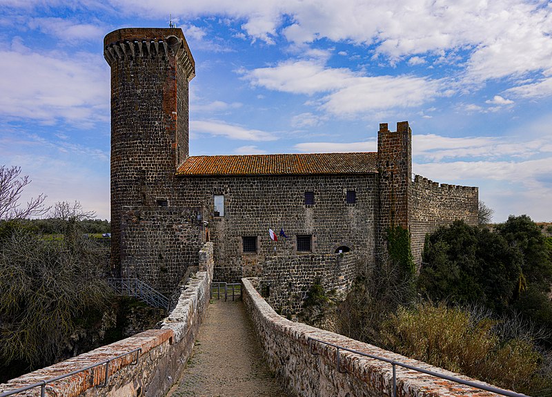 File:Castello dell'Abbadia visto dal ponte del diavolo.jpg