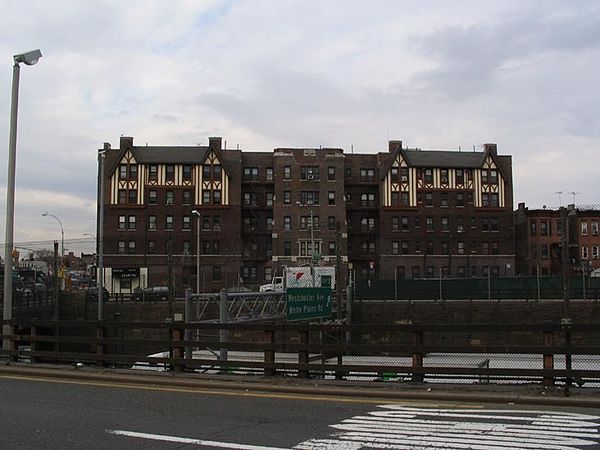 Large apartment buildings at the corner of Castle Hill Avenue and Haviland Avenue (2006)