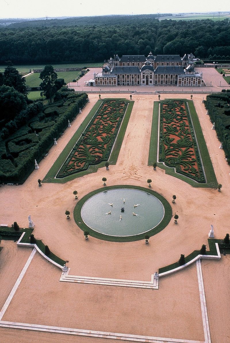 File:Château de Compiègne - Tunnel to Garden.jpg - Wikimedia Commons