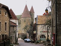 La rue principale et le château de Châteauneuf