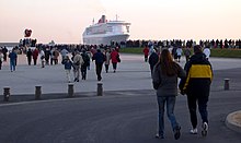 Navio no porto de Cherbourg