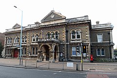 Chiswick Town Hall солтүстікке қарай 500c.jpg