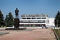 Пам'ятник Чкалову перед палацом культури та спорту