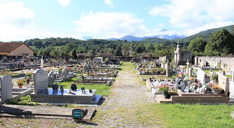 File:Cimetière de Mazères-de-Neste (Hautes-Pyrénées) 1.jpg