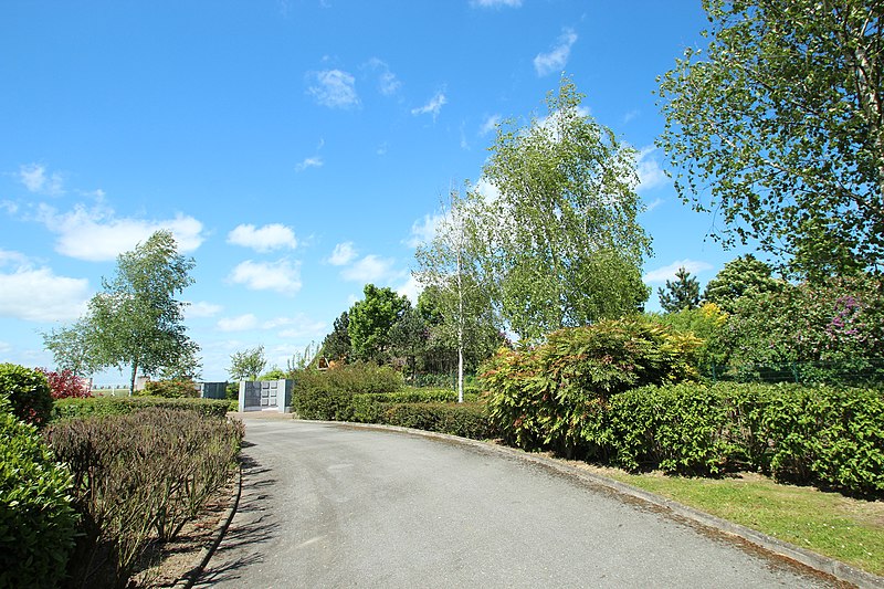 File:Cimetière de l'Orme au Berger à Magny-les-Hameaux le 9 mai 2015 - 16.jpg