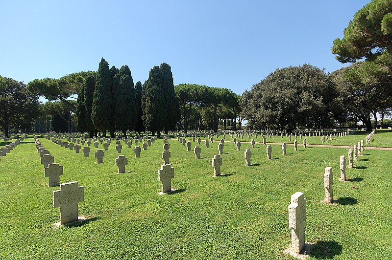 File:Cimitero militare Terdesco Pomezia 2011 by-RaBoe-028.jpg