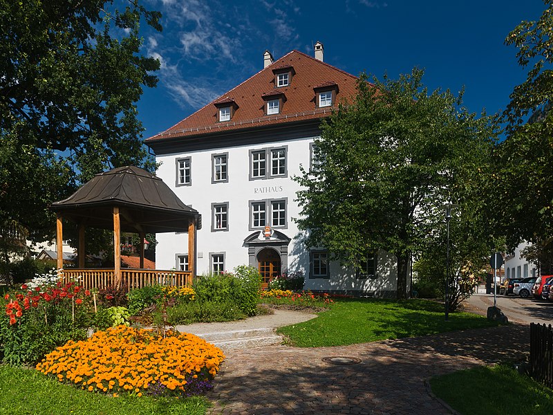 File:City hall of Bad Hindelang on a sunny summer day.jpg