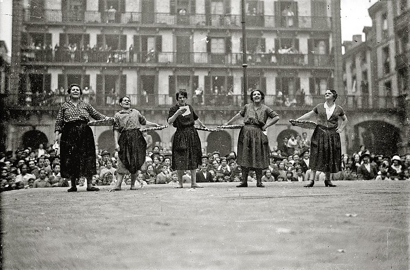 File:Concurso de pregoneras de pescado en la plaza de la Constitución (6 de 6) - Fondo Marín-Kutxa Fototeka.jpg