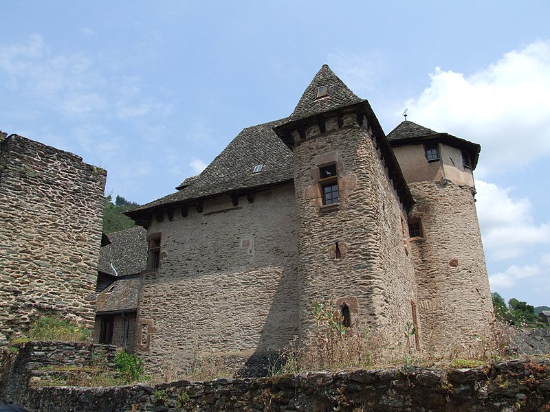 File:Conques - Château d'Humières 1.jpg