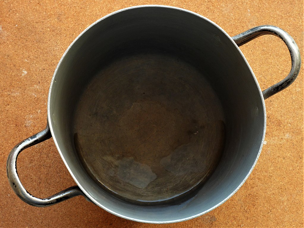 File:Ancient iron pot.JPG - Wikimedia Commons