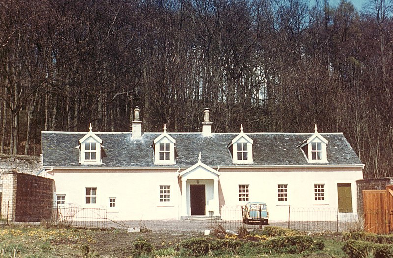 File:Cottage at the University of Stirling.jpg