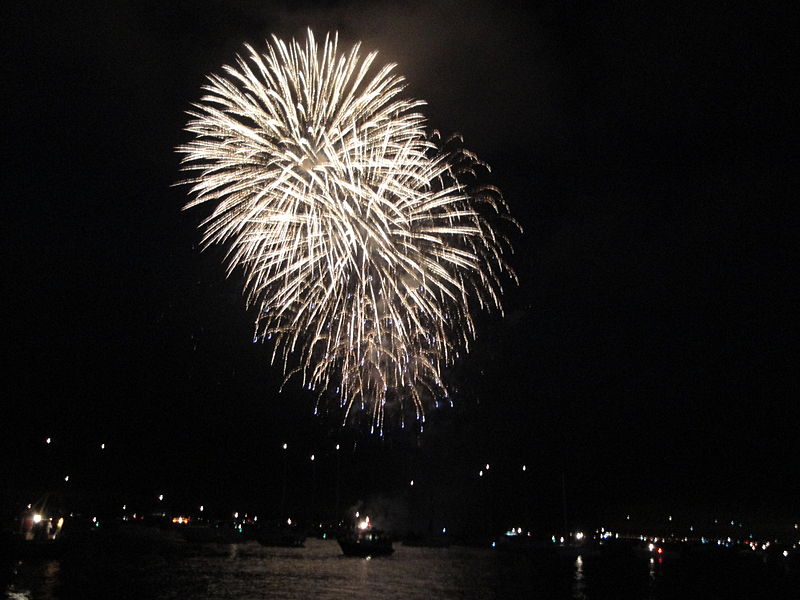 File:Cowes Week 2011 firework display from Cowes Princes Green 44.JPG