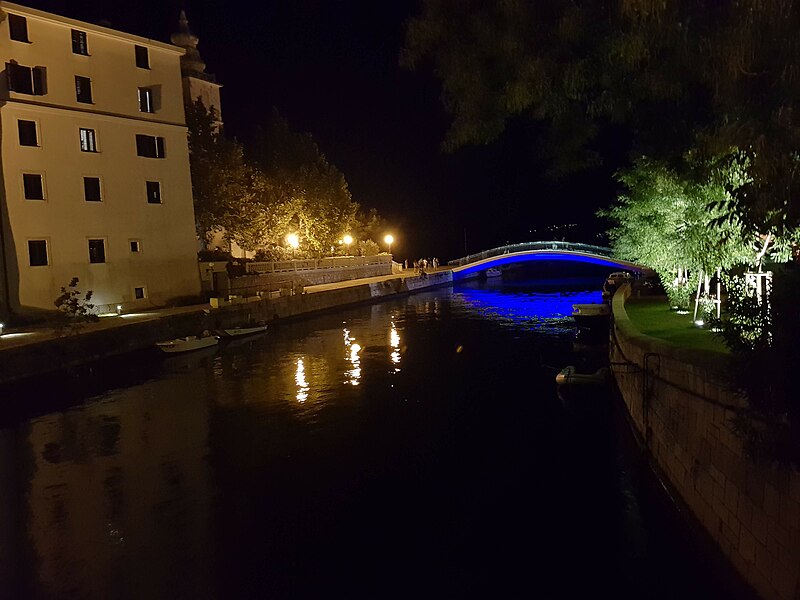 File:Crikvenica bridge at night.jpg