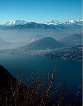 Le mont Massone, avec le lac Majeur au premier plan et le chaînon du mont Rose en arrière-plan.