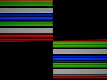 Kurzzeitbelichtung (1/32000 Sekunde pro Zeile) der Projektion mit einem in schwarz-weißen projizierten Schachbrettmuster bei einem DLP-Projektor mit rotierendem Farbrad mit der Farbsegmentfolge rot - grün - weiß - blau - grün - weiß.