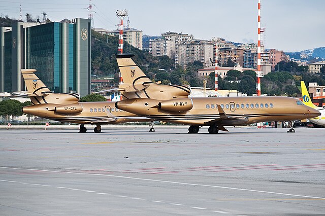 A Dassault Falcon 900 and a Dassault Falcon 7X business jet