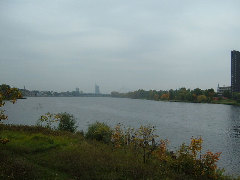 File:Daugava between Lucavsala & Zaķusala.jpg