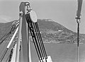 De MS Baloeran bij Gibraltar, gefotografeerd door de kabels van een reddingssloe, Bestanddeelnr 191-0217.jpg