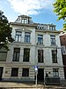 Vrijstaande villa in eclectische stijl met sierhek