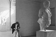 Andreas Bohnenstengel beim Fotografieren in der Münchner Glyptothek Die Arbeiten