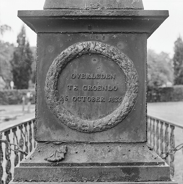 File:Detail gietijzeren grafmonument - Groenlo - 20298234 - RCE.jpg