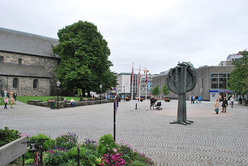 File:Domkirkeplassen Stavanger.JPG