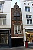 Smalste huis van Dordrecht. Pand met smalle gevel, een vensteras breed, gebouwd boven de 'donkere steiger'