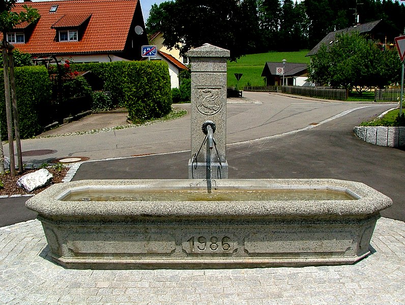 File:Dorfbrunnen - panoramio (3).jpg