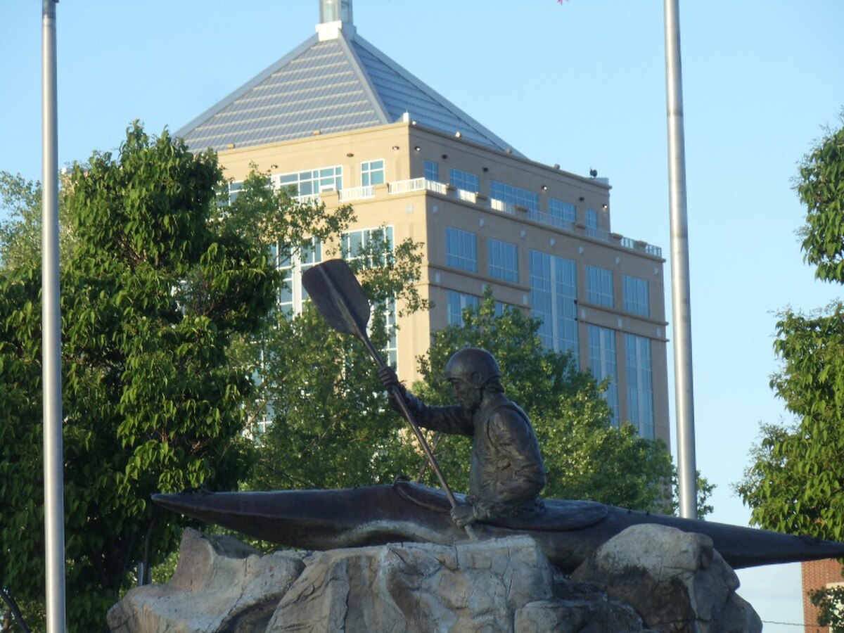 Highway 52 crossing the Wisconsin River， with a kayaking statue in the park and the Dudley Tower in the background