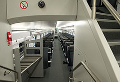 Interior de um vagão de classe padrão no 1º andar do ESH2