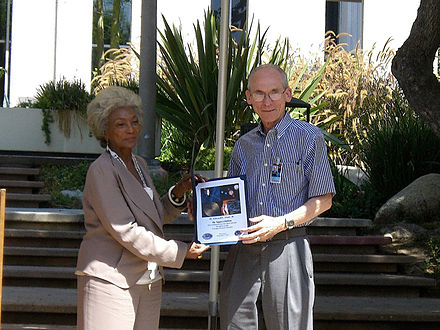 Ed Stone receives an award from Nichelle Nichols on the 30th anniversary of the Voyager launches, 2007
