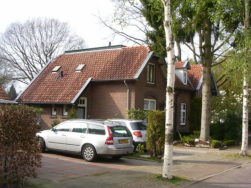 File:Ede-artillerielaan-midden.JPG