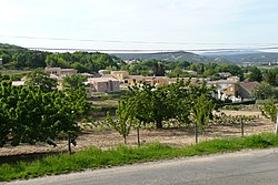 En premier plan Saint-Julien-de-Peyrolas et en arrière plan à droite Aiguèze.JPG