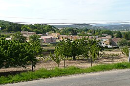 En premier plan Saint-Julien-de-Peyrolas et en arrière plan à droite Aiguèze.JPG