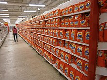 Shelves filled with the same type of product. Escasez en Venezuela, Sigo 6.JPG