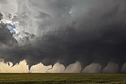 Колаж з 8 фото, що ілюструє еволюцію торнадо на прикладі смерчу в Канзасі (2018)