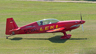 English: Klaus Lenhart in his Extra 300L (D-EWKL) at Hahnweide Air Show 2011. Deutsch: Klaus Lenhart in seiner Extra 300L (D-EWKL) auf dem Oldtimer Fliegertreffen Hahnweide 2011.