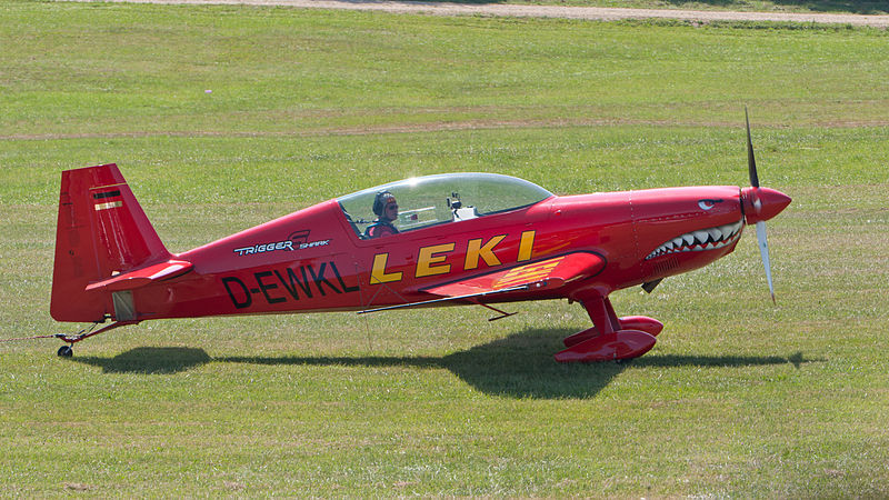 File:Extra 300L Klaus Lenhart D-EWKL Hahnweide 2011.jpg