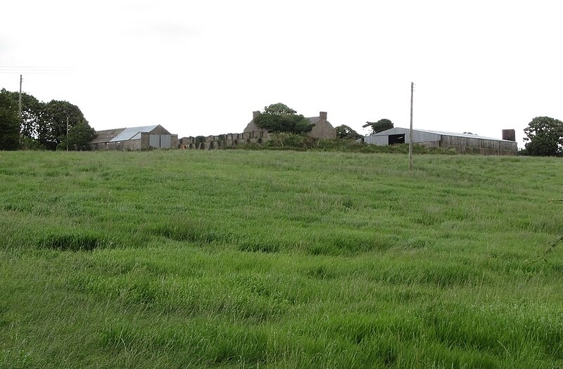 File:Farm house and buildings off Eelwire Road - geograph.org.uk - 4132295.jpg