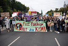 People on the road protesting saying fast fashion destroys the climate Fast Fashion killt das Klima.jpg