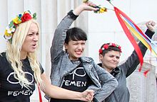 Tre aktivister i FEMEN -bevegelsen jubler når de forlater Paris -domstolen 13. september 2013. I midten, Marguerite Stern, til venstre, Inna Chevtchenko.