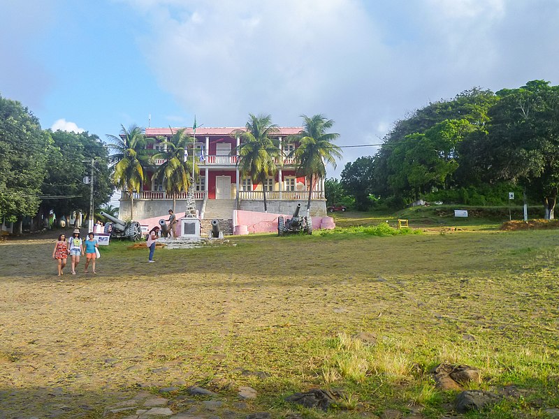 File:Fernando De Noronha Insel Villa (125363271).jpeg