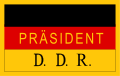علم الرئيس (1949–1950) (النسخة الأصلية للعلم مصنوعة من القصدير، مقاس 18 × 25,5 سم واُعتمدت في 18 نوفمبر 1949.)