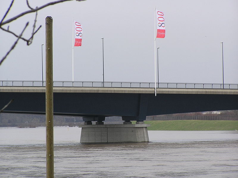 File:Flaggen 800 Jahre Dresden - trotz Flut 2006 (Flügelwegbrücke).JPG